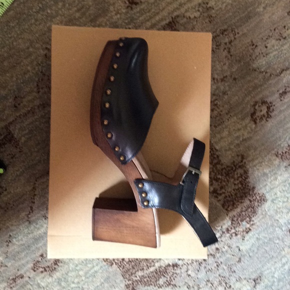 closed toe clog sandal